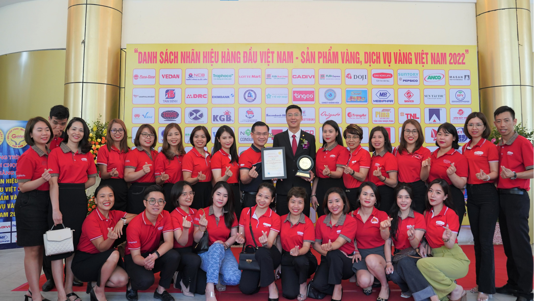 Các thành viên Dai-ichi Life Việt Nam tại Lễ trao giải "Top 10 Dịch vụ Vàng Việt Nam 2022"